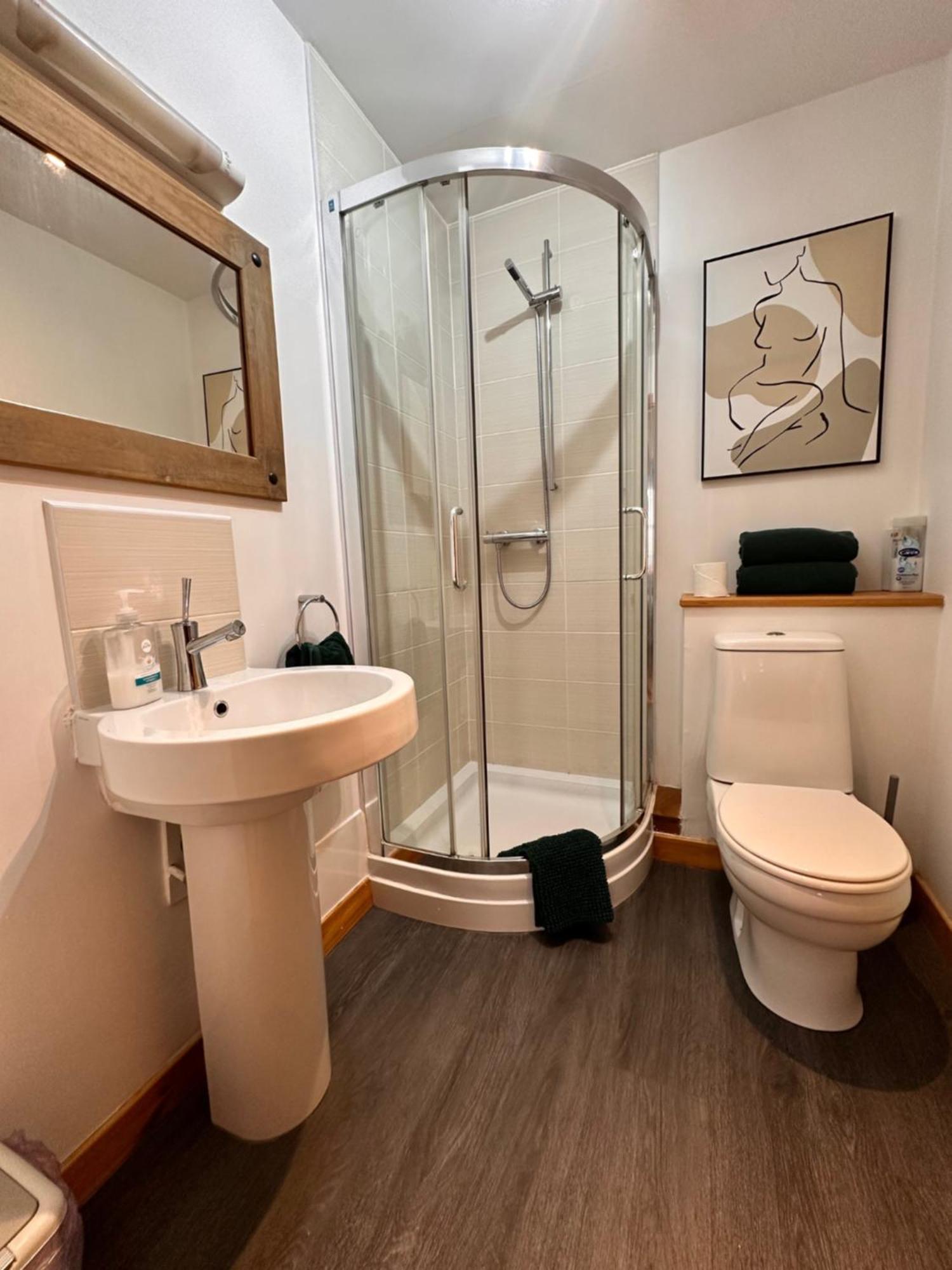 City Centre Apartment Next To Bus And Train Station Инвернес Екстериор снимка