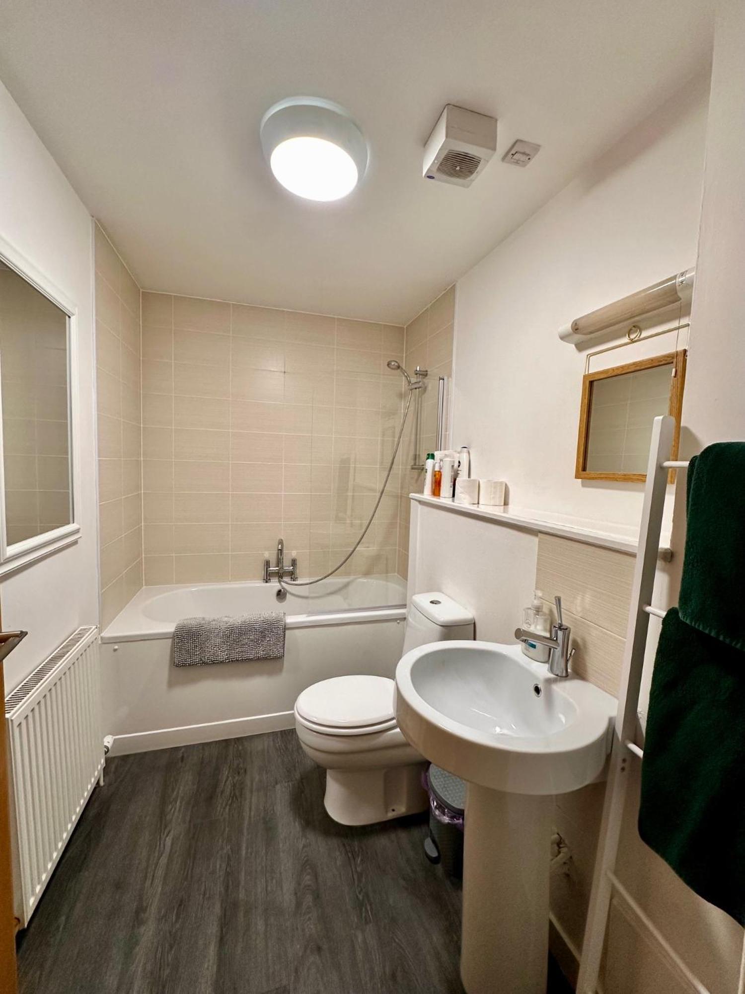 City Centre Apartment Next To Bus And Train Station Инвернес Екстериор снимка